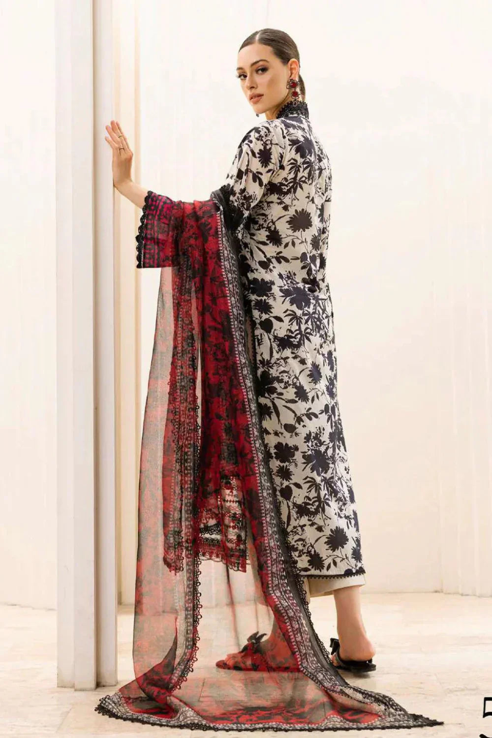Zainab Chottani 3PC Karandi Printed Shirt with Karandi Printed Dupatta – ZC816