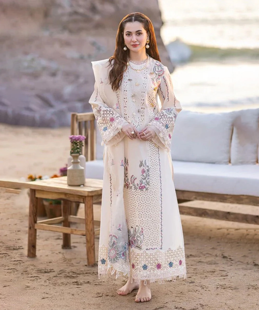 QALAMKAR 3PC Dhanak Embroidered Shirt with Organza Embroidered Dupatta – ZC3115